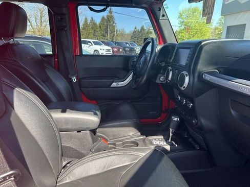 Used 2016 Jeep Wrangler Unlimited Sahara w/ Max Tow Package AWD/4WD image 7