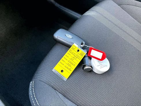 Used 2023 Hyundai Venue SEL image 13