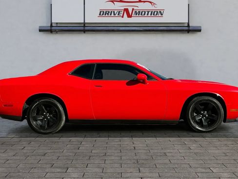 Used 2014 Dodge Challenger SXT image 2