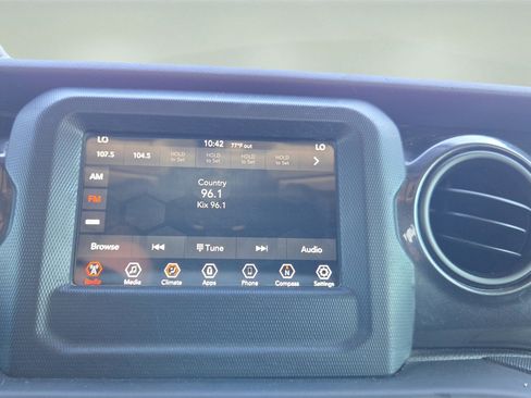 Used 2020 Jeep Gladiator Sport image 10