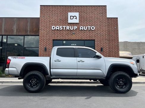 Used 2018 Toyota Tacoma TRD Off-Road AWD/4WD image 7