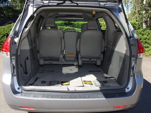 Used 2011 Toyota Sienna XLE w/ Entertainment Pkg FWD image 19