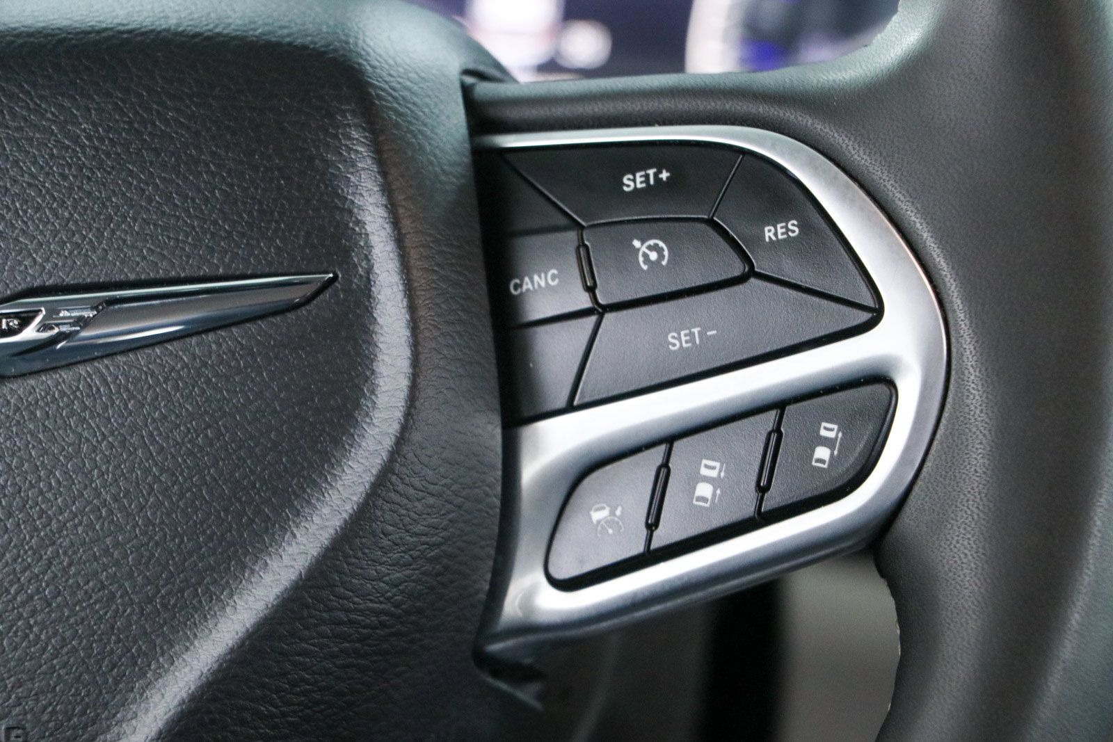 Used 2024 Chrysler Pacifica Touring-L FWD image 14