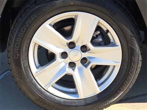 Used 2022 Jeep Compass Latitude image 9