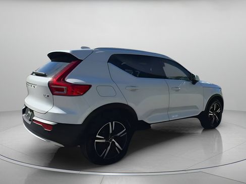 Used 2023 Volvo XC40 B5 Plus image 29