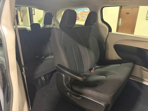 Used 2021 Chrysler Voyager L FWD image 29