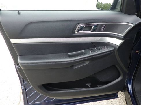 Used 2016 Ford Explorer XLT w/ Equipment Group 202A FWD image 9
