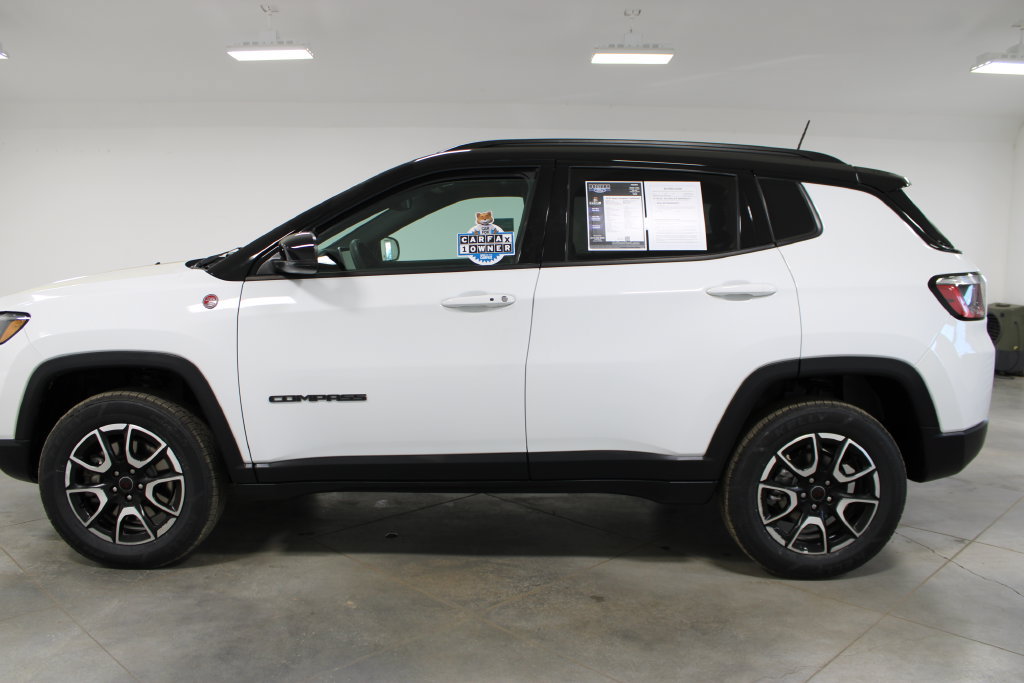 Used 2025 Jeep Compass Trailhawk AWD/4WD image 6