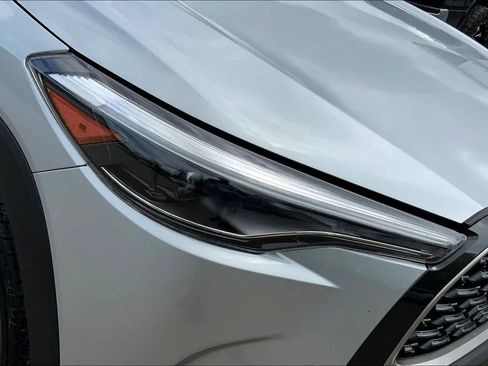 Used 2025 Toyota Corolla Cross XLE FWD image 27