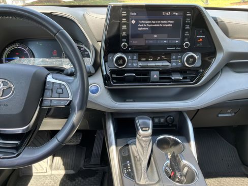 Used 2021 Toyota Highlander XLE FWD image 30
