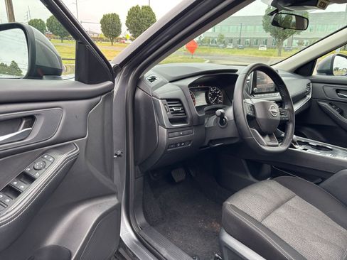 Used 2025 Nissan Rogue SV FWD image 36