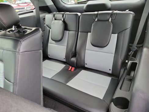 Used 2022 Ford Explorer XLT w/ Equipment Group 202A image 10