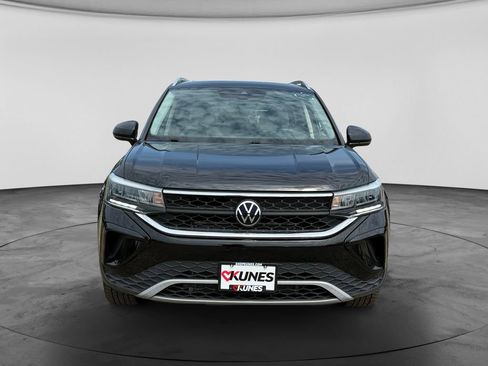 Used 2023 Volkswagen Taos SE w/ Panoramic Sunroof Package AWD/4WD image 4