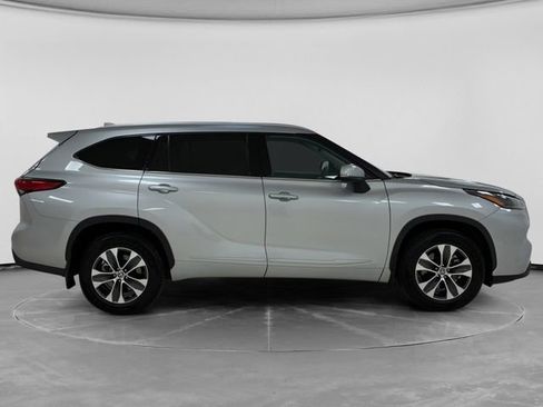 Used 2022 Toyota Highlander XLE AWD/4WD image 2
