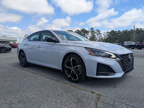 Used 2025 Nissan Altima 2.5 SR w/ SR Premium Package image 1