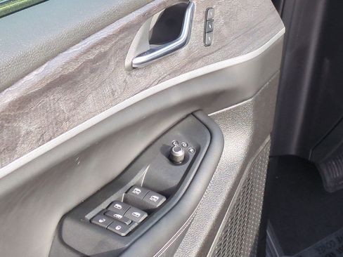 Used 2025 Jeep Grand Cherokee Limited w/ Black Appearance Package image 15