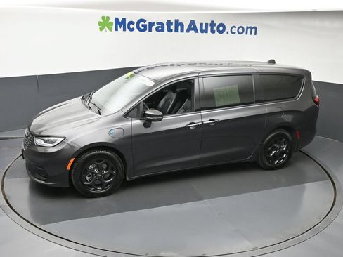 Used 2022 Chrysler Pacifica Touring-L w/ Uconnect Theater Family Group FWD image 23