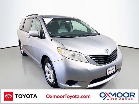 Used 2013 Toyota Sienna LE image 1