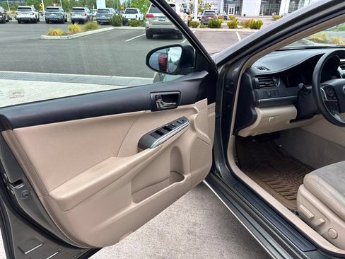 Used 2012 Toyota Camry XLE w/ Leather Pkg FWD image 9