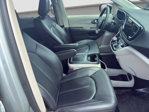 Used 2024 Chrysler Pacifica Touring-L FWD image 9