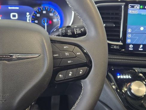 Used 2025 Chrysler Pacifica Limited FWD image 33
