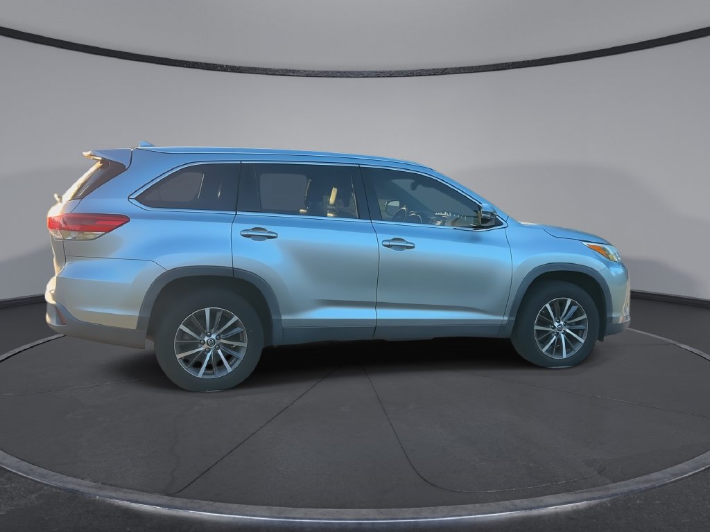 Used 2019 Toyota Highlander XLE FWD image 9