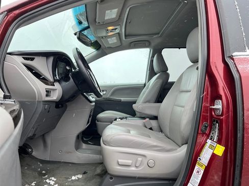 Used 2017 Toyota Sienna XLE image 12