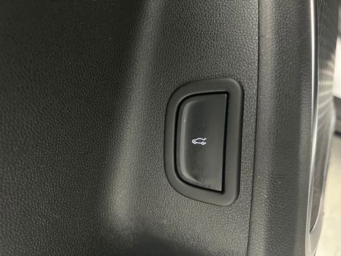 Used 2025 GMC Acadia Elevation image 13