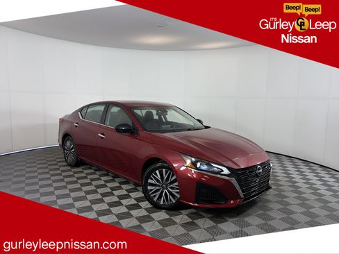 Used 2024 Nissan Altima 2.5 SV FWD image 1