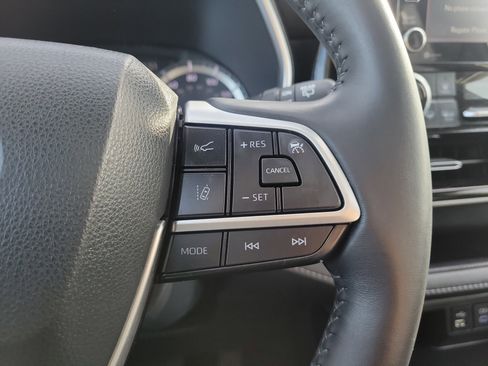 Used 2022 Toyota Highlander XLE image 23