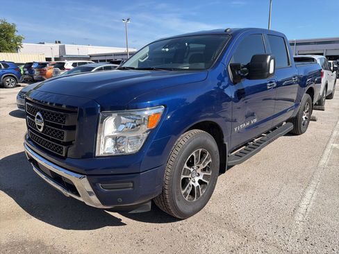 Used 2020 Nissan Titan SV w/ SV Convenience Package RWD image 3