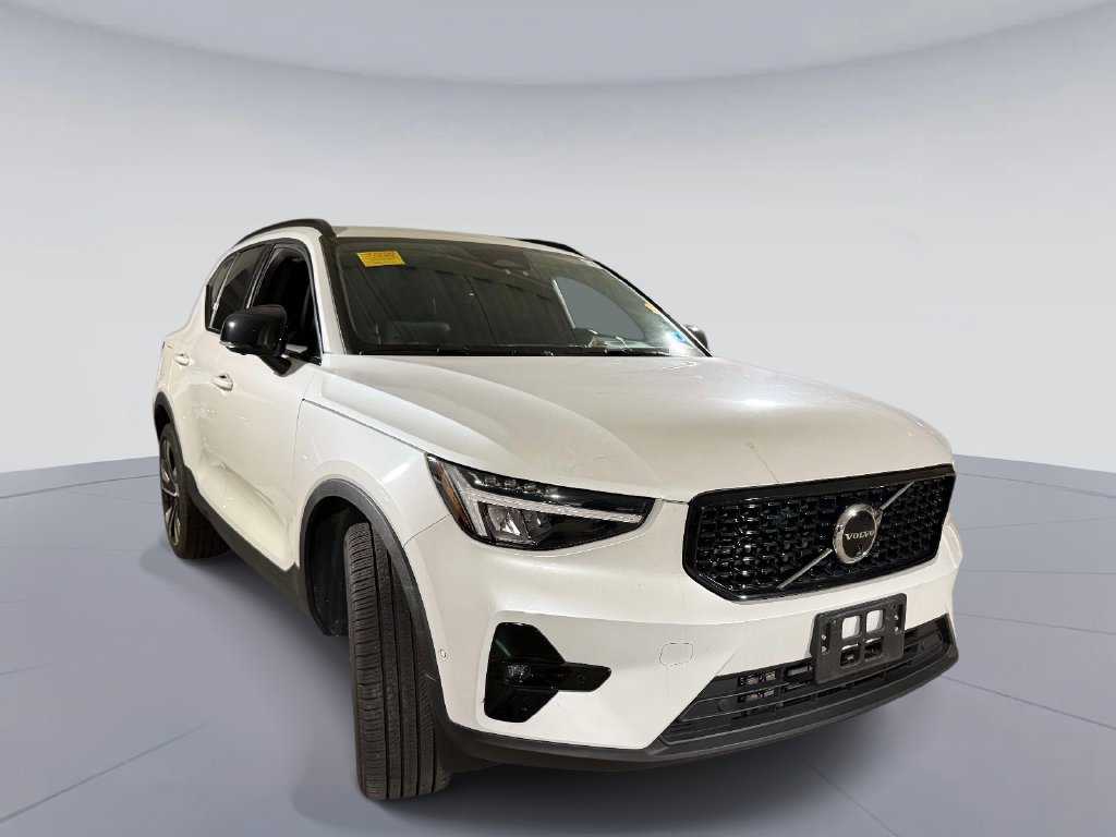 Used 2024 Volvo XC40 B5 Plus w/ Climate Package AWD/4WD image 3