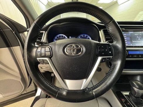 Used 2019 Toyota Highlander XLE FWD image 32