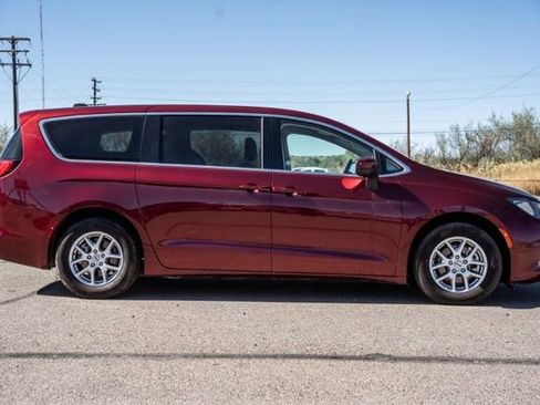 Used 2023 Chrysler Voyager LX FWD image 4