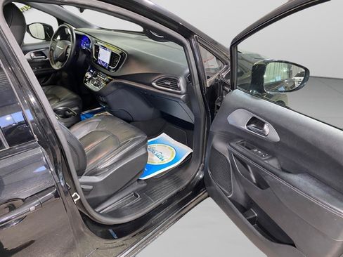 Used 2019 Chrysler Pacifica Touring-L w/ Advanced Safetytec Group FWD image 25