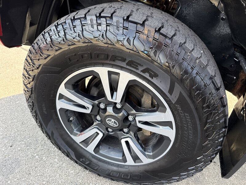 Used 2016 Toyota Tacoma TRD Sport w/ Towing Package AWD/4WD image 16