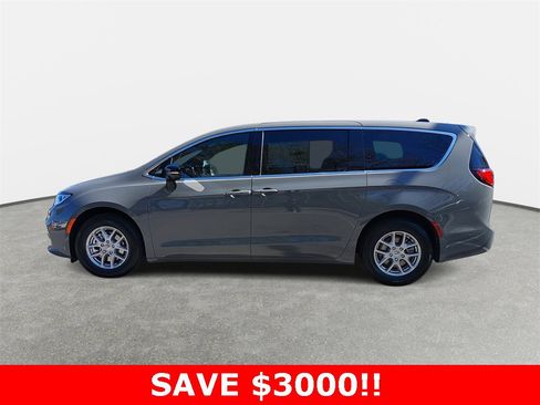 New 2025 Chrysler Pacifica Select image 8