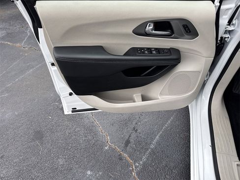 Used 2024 Chrysler Pacifica Touring-L image 10