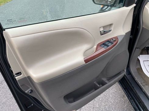 Used 2014 Toyota Sienna XLE image 12