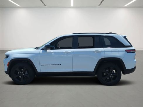 Used 2023 Jeep Grand Cherokee Altitude AWD/4WD image 3