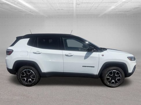 Used 2025 Jeep Compass Trailhawk AWD/4WD image 3