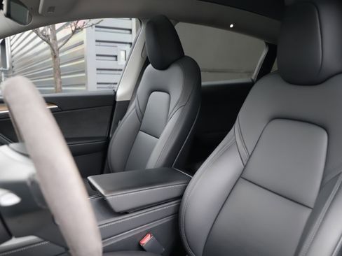 Used 2023 Tesla Model Y Long Range image 18