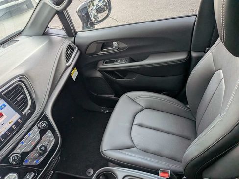 New 2027 Chrysler Pacifica Select w/ Family Tech Group FWD image 17