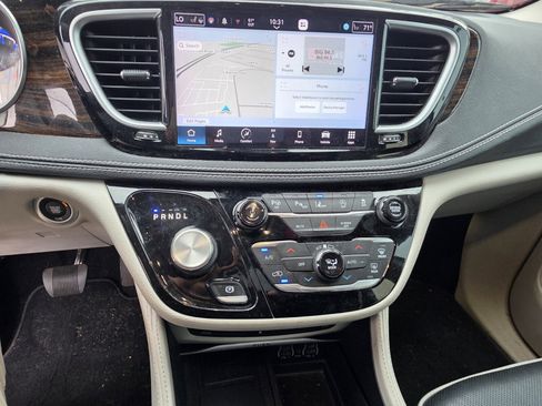 Used 2022 Chrysler Pacifica Limited w/ Uconnect Theater Family Group image 17