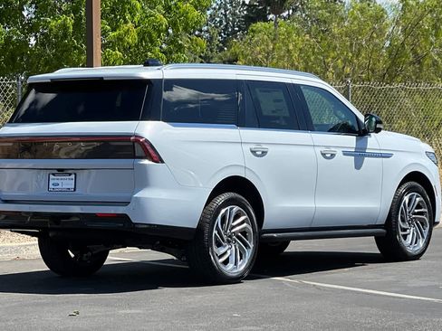 New 2026 Lincoln Navigator Premiere AWD/4WD image 2