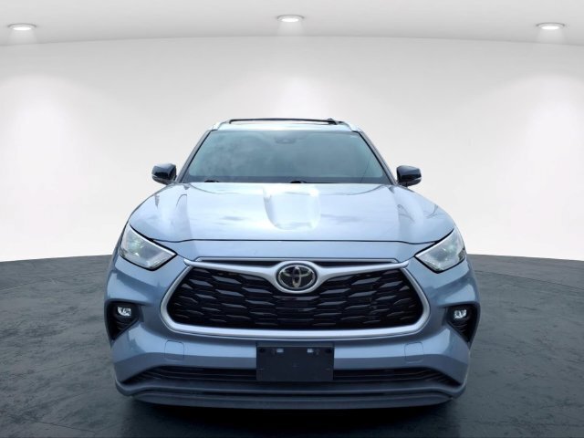 Used 2022 Toyota Highlander XLE AWD/4WD image 4