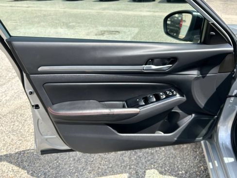 Used 2025 Nissan Altima 2.5 SR FWD image 16