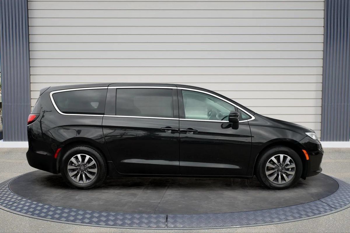 Used 2023 Chrysler Pacifica Touring-L FWD image 8