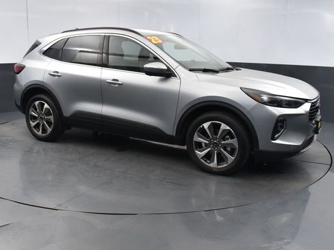 Used 2023 Ford Escape Platinum image 3