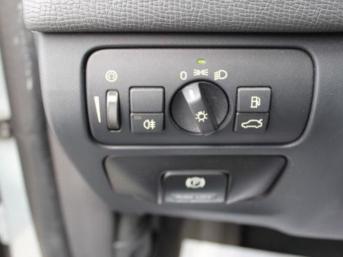 Used 2012 Volvo XC60 T6 R-Design image 17